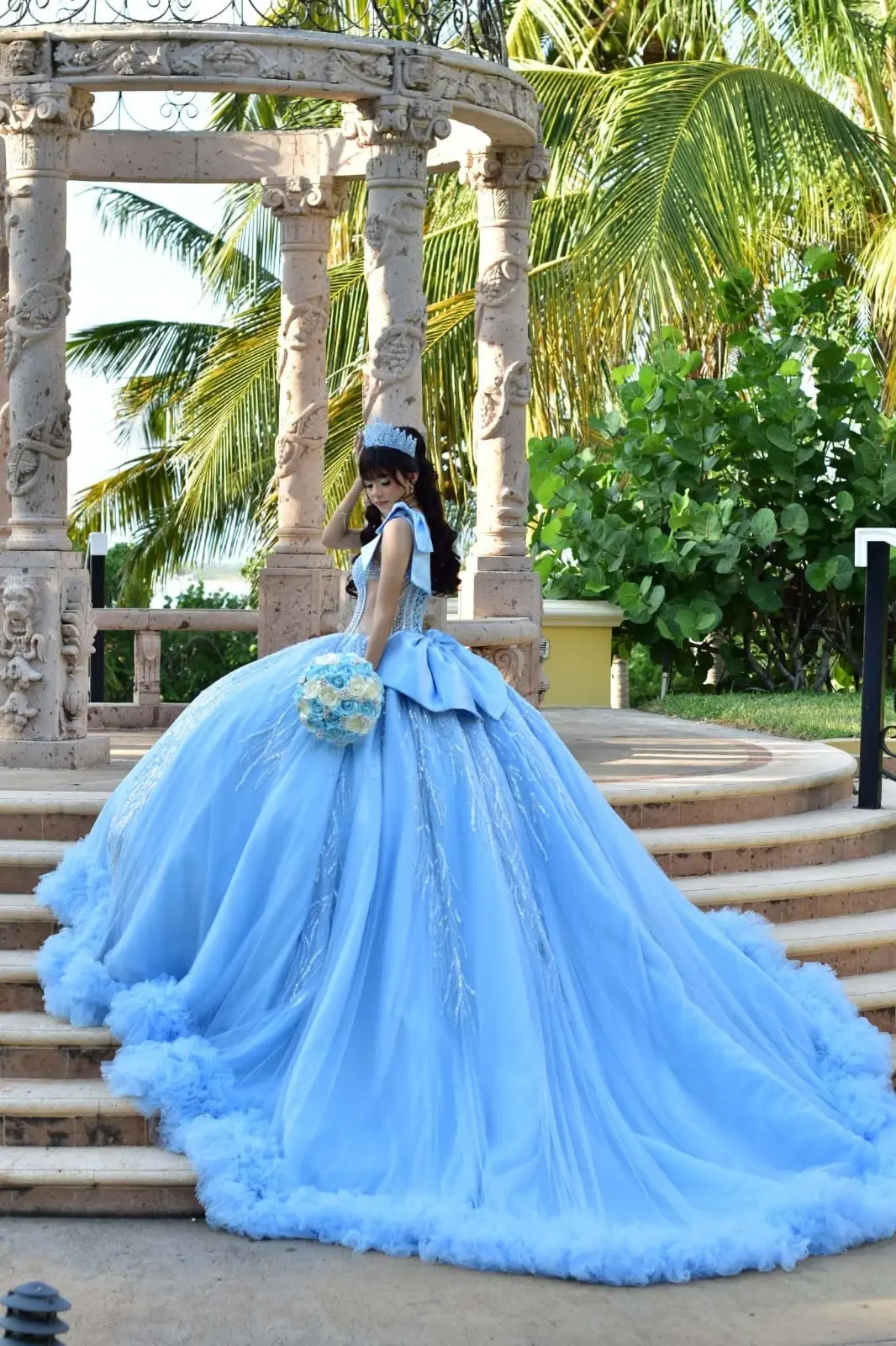 Tiffany Itzel posando junto a un kiosco