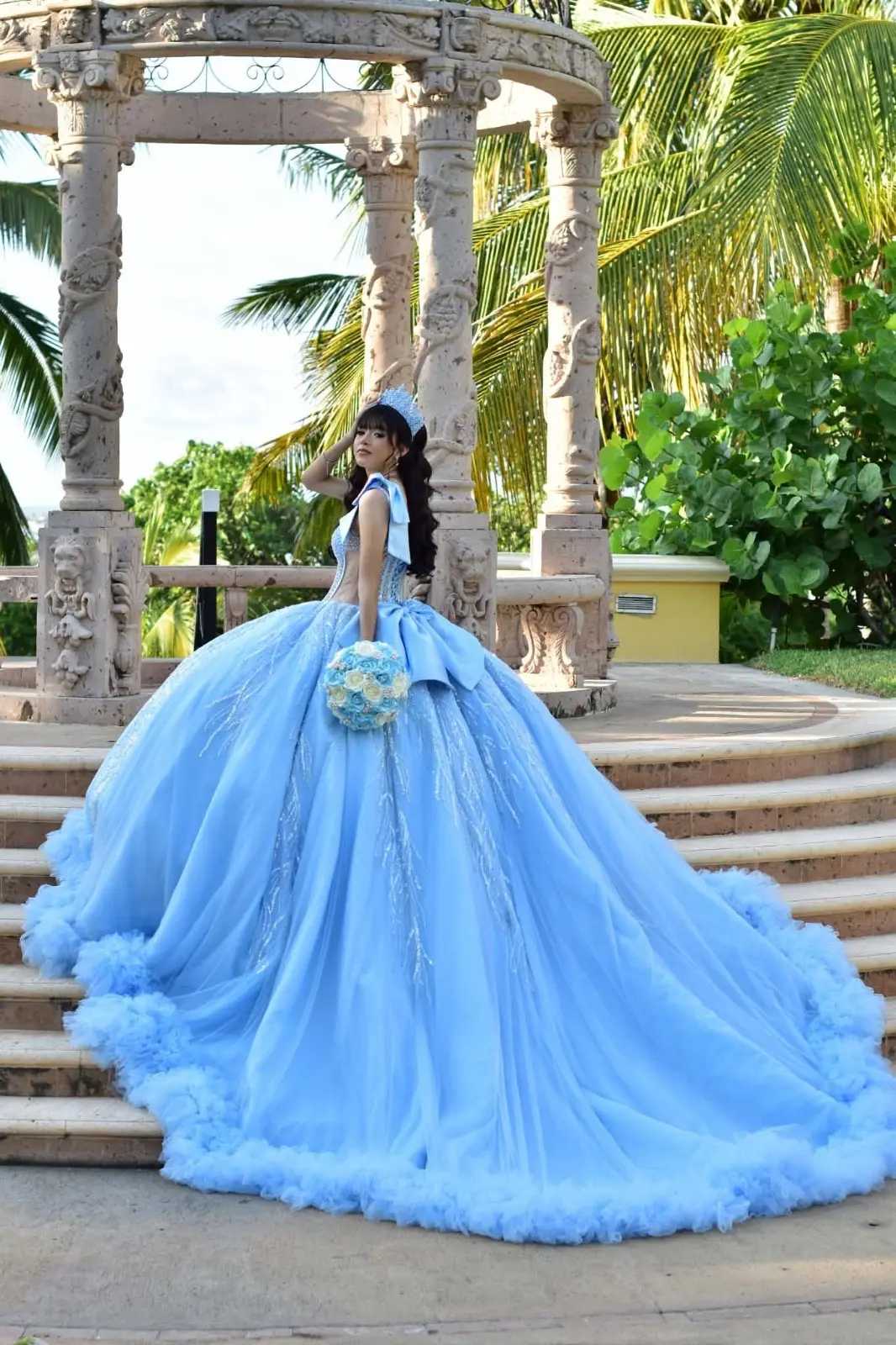 Tiffany Itzel sosteniendo un ramo de flores azules